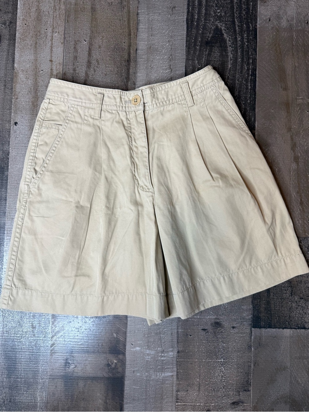 Vintage 90’s DKNY High-Rise Pleated Women’s Shorts in khaki size 4